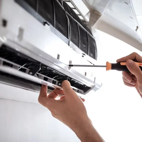 Technicien HL Plomberie réalisant un dépannage de climatisation à Nîmes